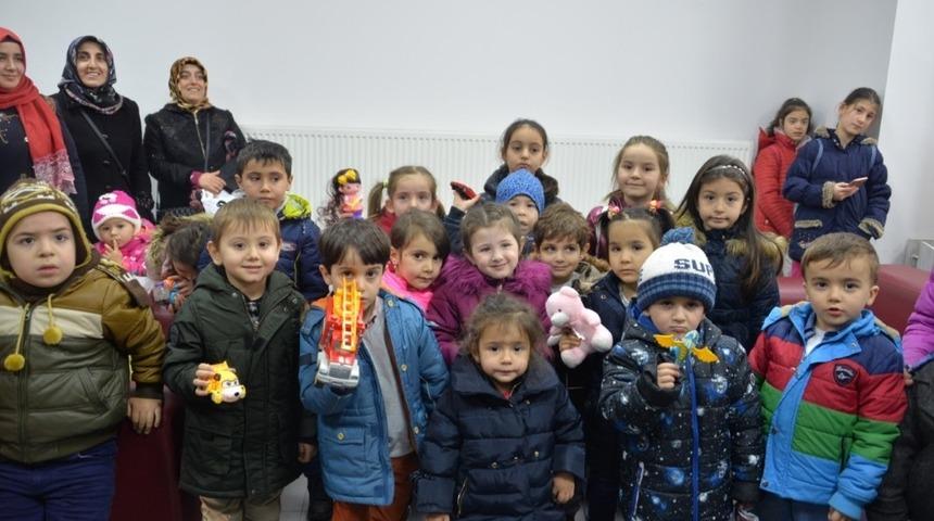 Oyuncaklarını verdiler, oyun biletlerini aldılar