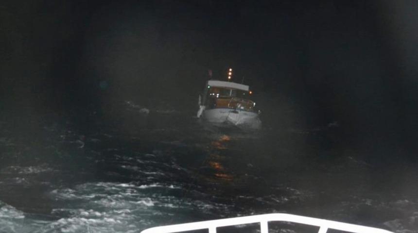 Kuşadası K&ouml;rfezi&rsquo;nde s&uuml;r&uuml;klenen teknedeki 2 kişi kurtarıldı