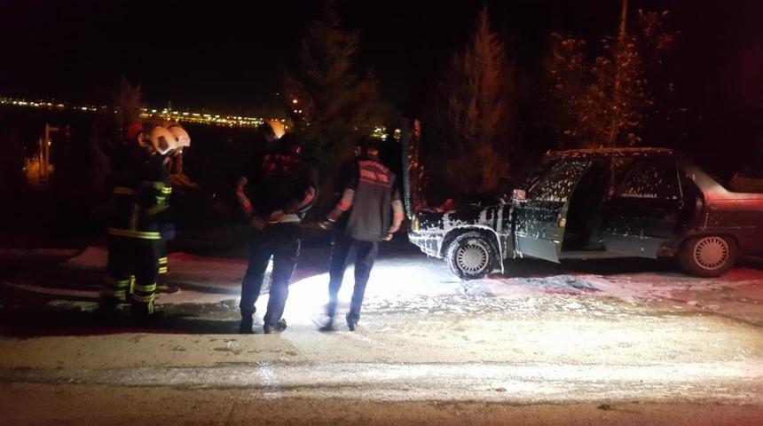 Seyir halindeki otomobil alevlere teslim oldu