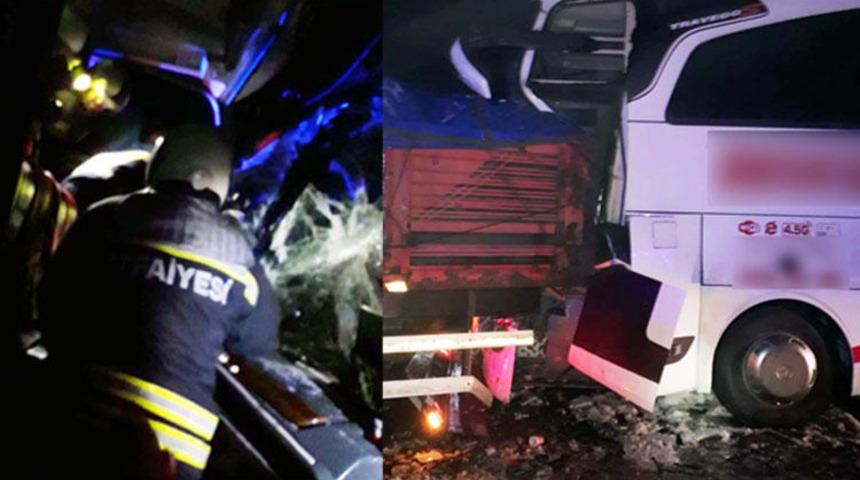 Yolcu otobüsü kamyona çarptı: Çok sayıda yaralı var!