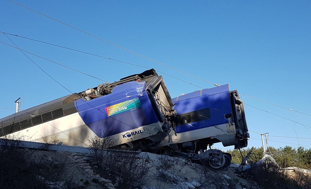 G&uuml;ney Kore&rsquo;de y&uuml;ksek hızlı tren raydan &ccedil;ıktı! 