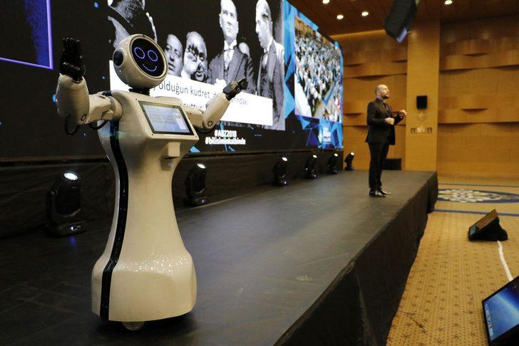 Sahneden düşen insansı robot parçalandı  G2