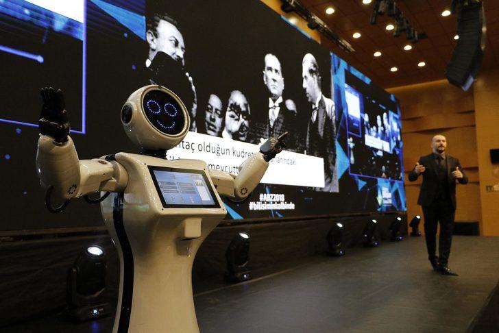 Sahneden düşen insansı robot parçalandı  G3