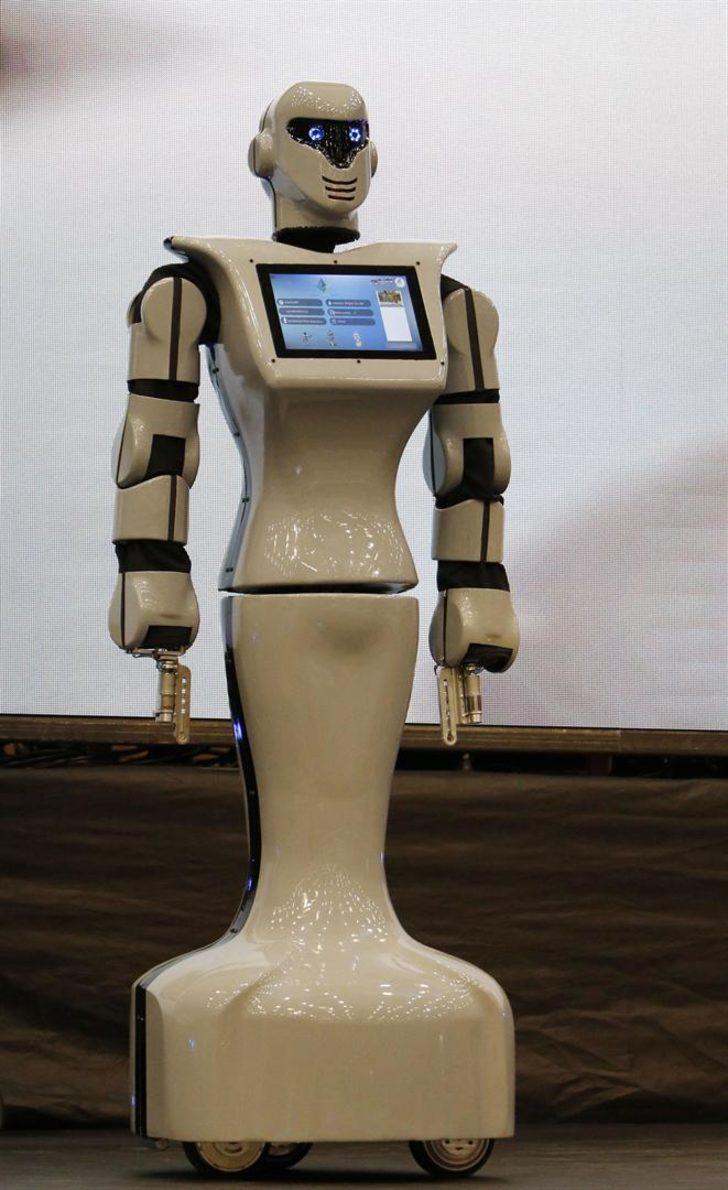 Sahneden düşen insansı robot parçalandı  G4