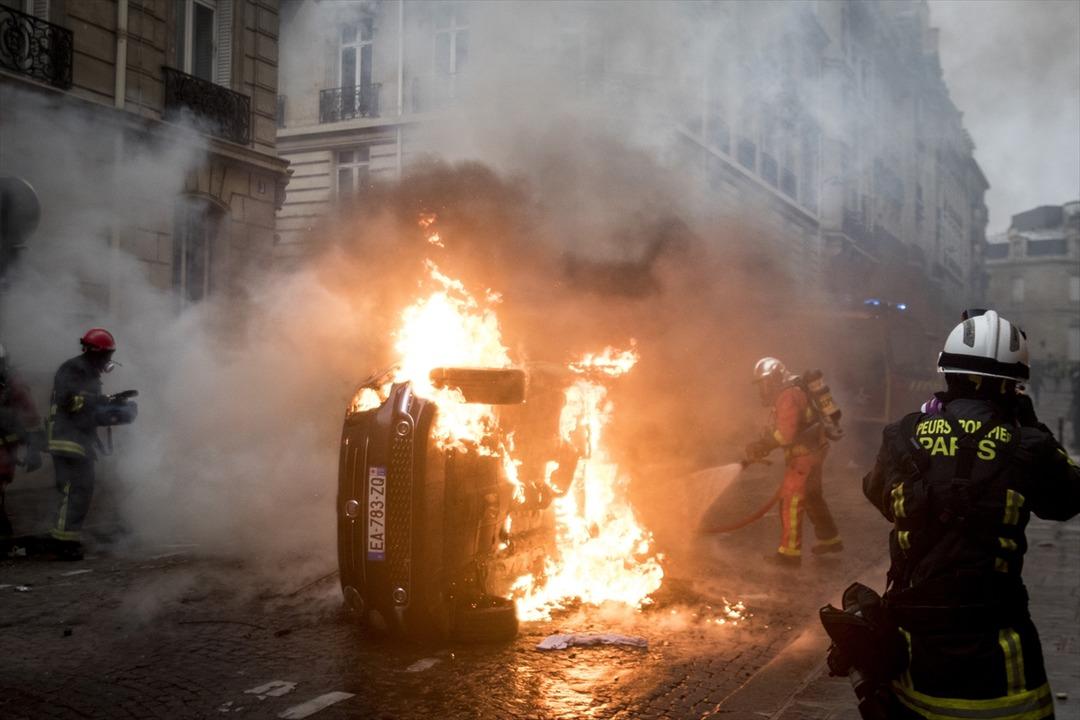 Paris g&ouml;sterilerinde şiddet ara sokaklara sı&ccedil;radı