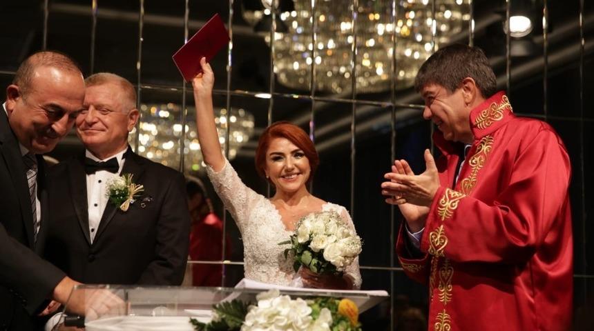 Gazeteci Atasoy, B&uuml;y&uuml;kel&ccedil;i Aksoy ile d&uuml;nya evine girdi