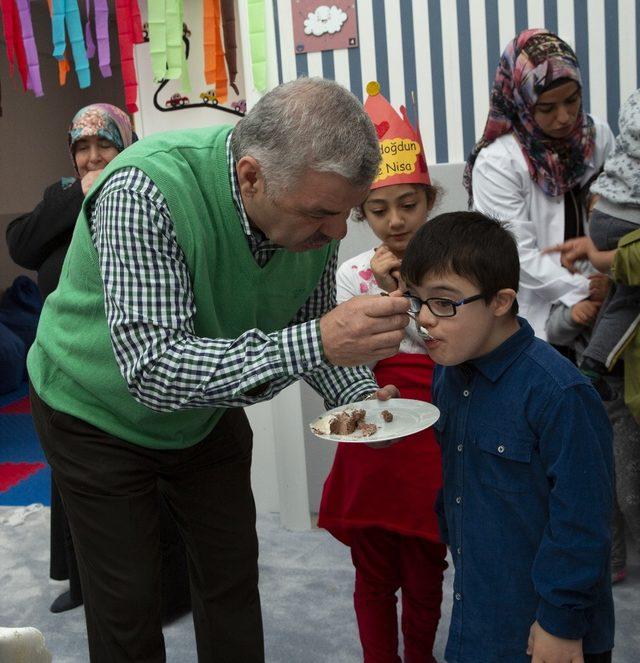 Engelsiz Çocuk Evi’nde kalan Ayşe Nisa için unutamayacağı bir doğum günü kutlaması yapıldı