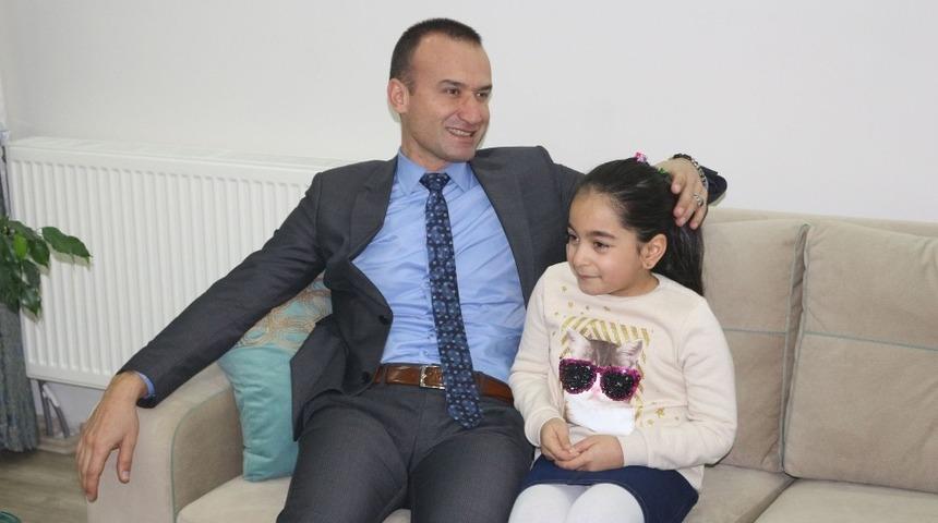 M&uuml;d&uuml;r Tekin, davetini kabul ettiği &ouml;ğrencinin evine misafir oldu