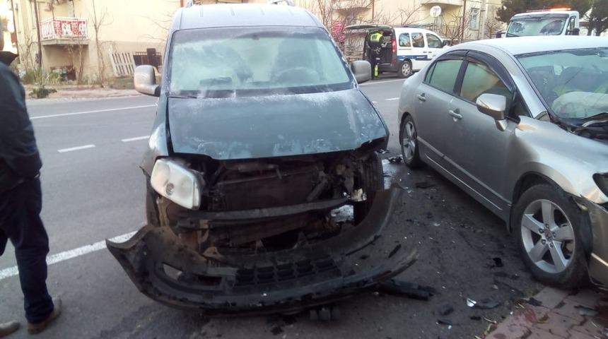 Hafif ticari ara&ccedil;la otomobil &ccedil;arpıştı: 1 yaralı