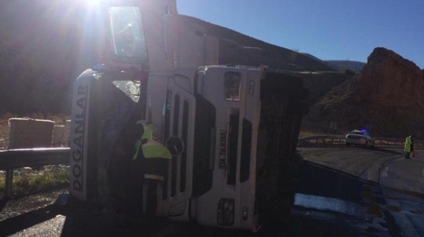 Tır yan yattı: 4 yaralı