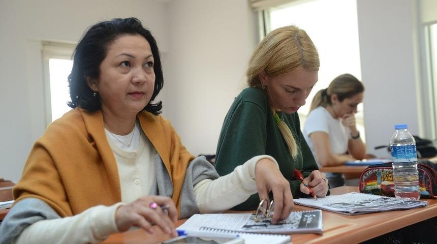 Yabancılar, T&uuml;rk&ccedil;e&rsquo;yi ASMEK&rsquo;te &ouml;ğreniyor