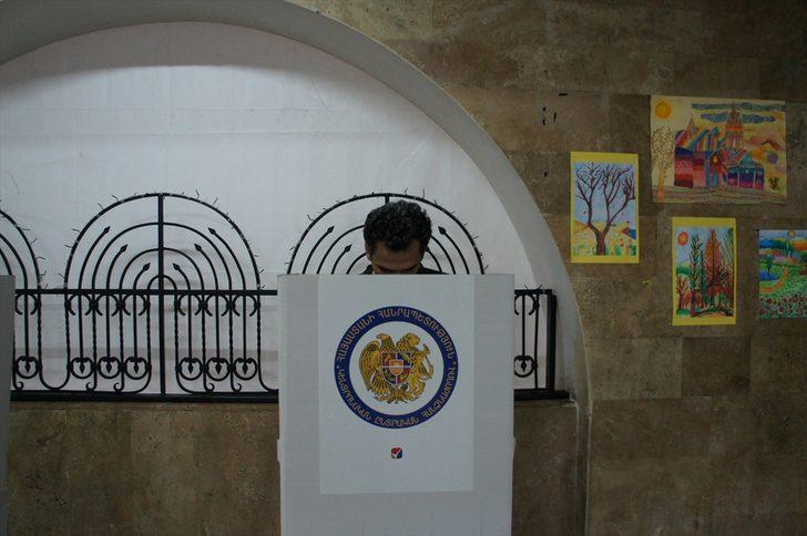 Ermenistan halkı erken seçim için sandık başında  G3