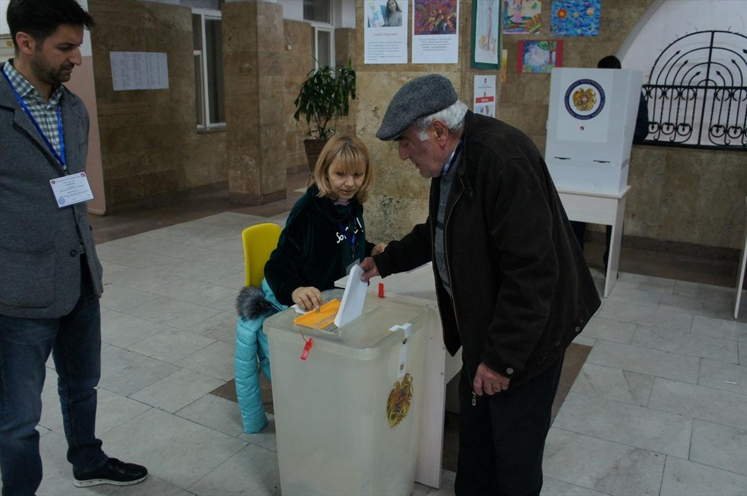 Ermenistan halkı erken se&ccedil;im i&ccedil;in sandık başında 