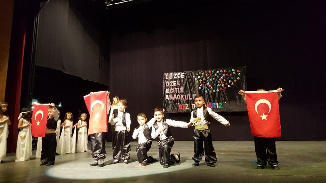 &Ouml;zel Eğitim Anaokulu &ouml;ğrencileri oynadı, anne ve babaları alkışladı