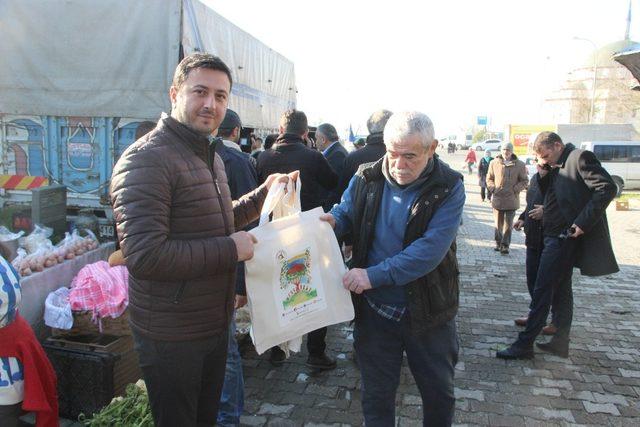 Başkan Ay pazarda vatandaşlara bez torba dağıttı
