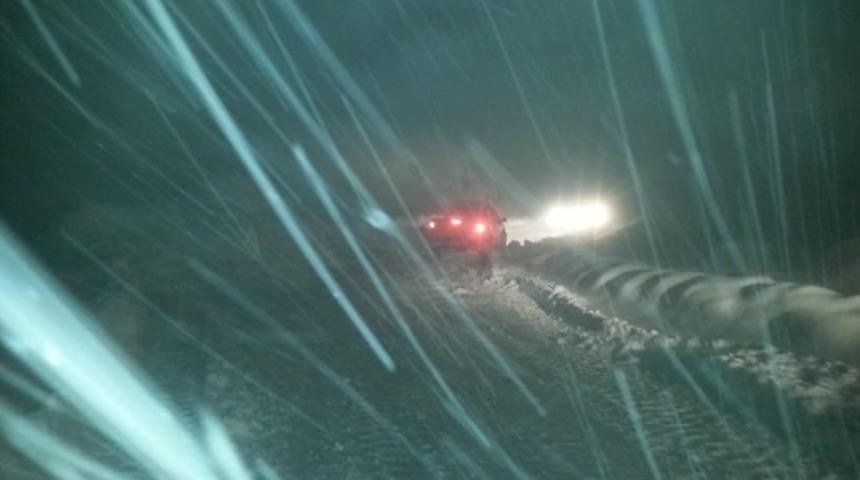 Hakkari&rsquo;de askeri ara&ccedil; şarampole yuvarlandı: 3 yaralı