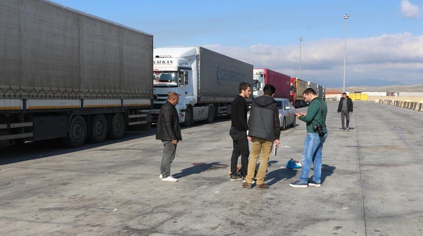 Silopi'de TIR'ın &ccedil;arptığı k&ouml;pek tedaviye alındı