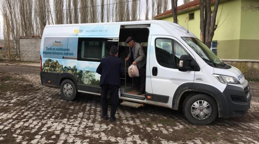 Vatandaşı pazardan eve belediye taşıyor