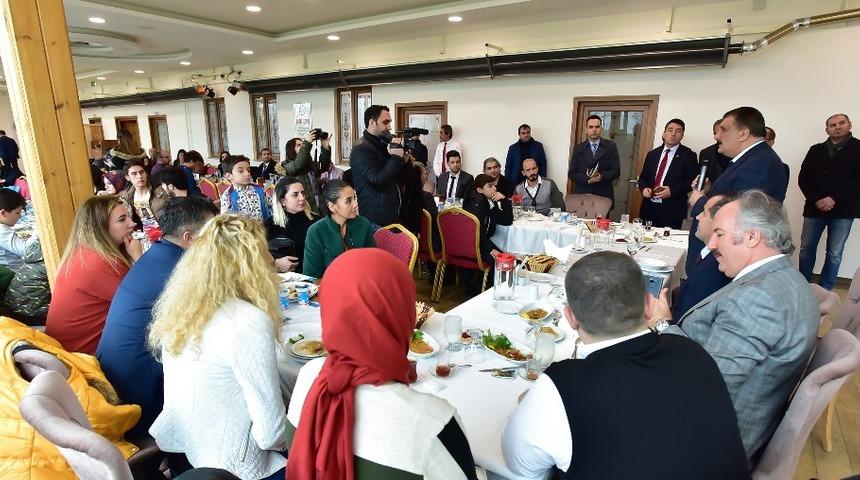 G&uuml;rkan, Multidisipliner Kongresi&rsquo;ne katılanlarla bir araya geldi