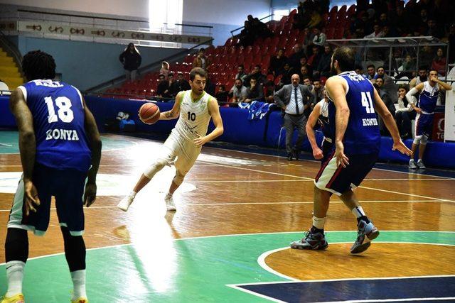 Manisa BBSK’li dev adamlar Selçuklu Basketbol’u 79-63 yendi