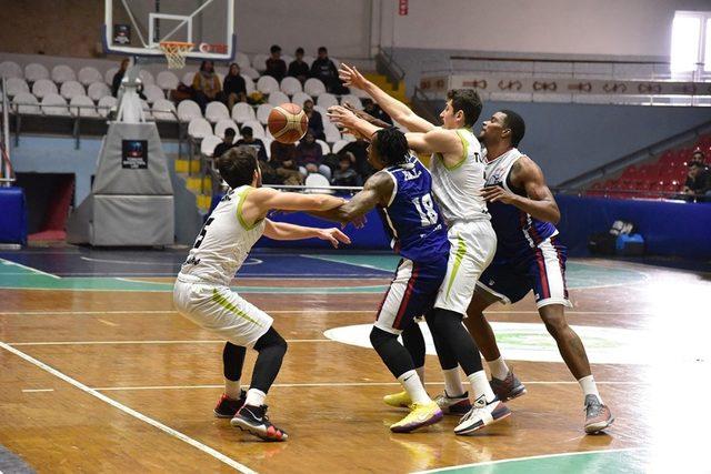 Manisa BBSK’li dev adamlar Selçuklu Basketbol’u 79-63 yendi