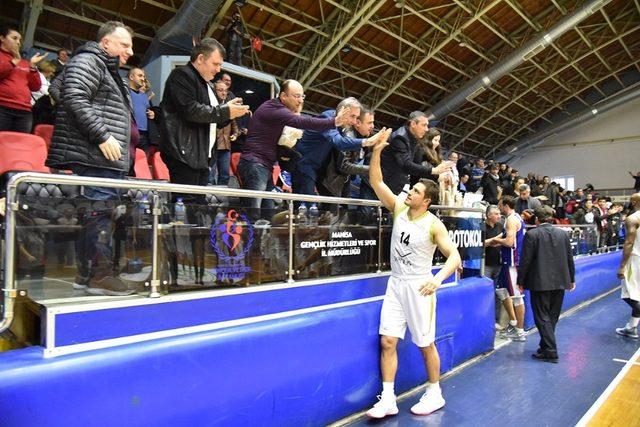 Manisa BBSK’li dev adamlar Selçuklu Basketbol’u 79-63 yendi