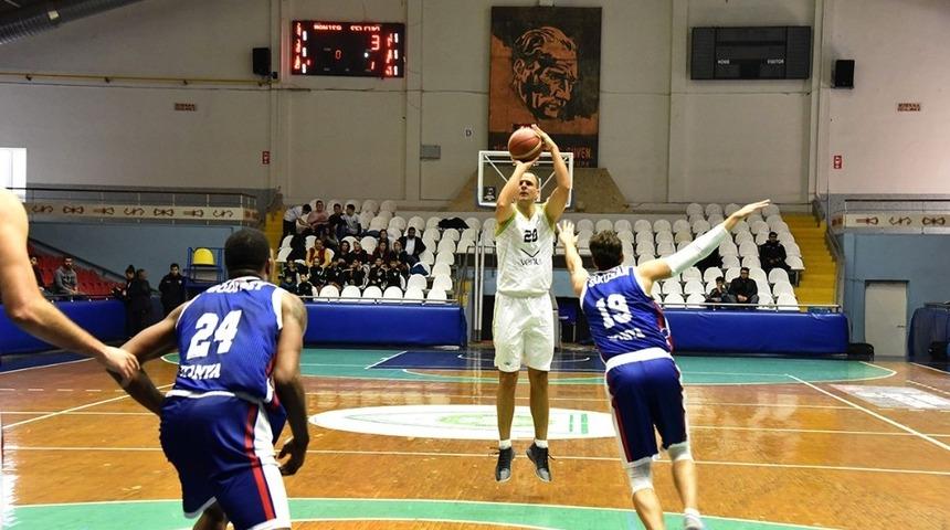 Manisa BBSK’li dev adamlar Selçuklu Basketbol’u 79-63 yendi