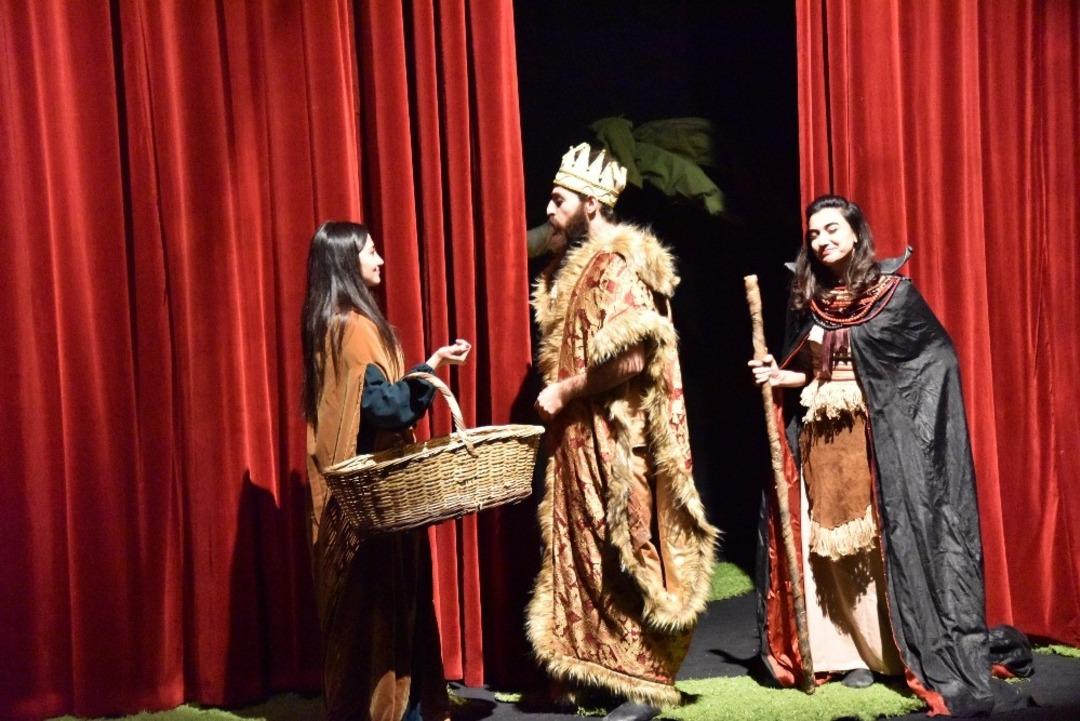 Boz&uuml;y&uuml;k&rsquo;te &ldquo;Hayy Meraklı &Ccedil;ocuk&rdquo; m&uuml;zikali sahnelendi