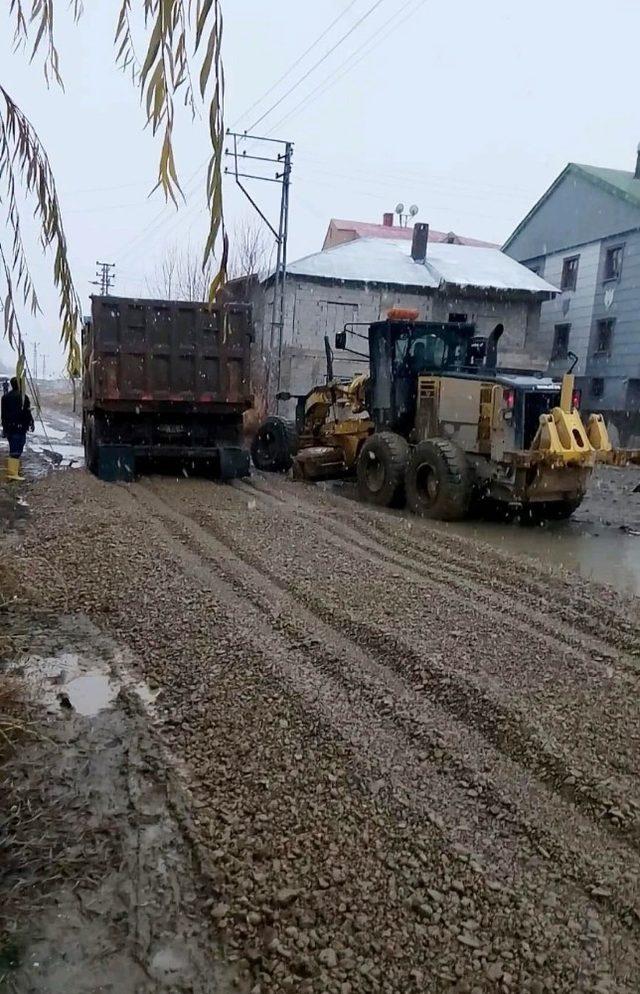 Yüksekova’da kumlama çalışmaları devam ediyor