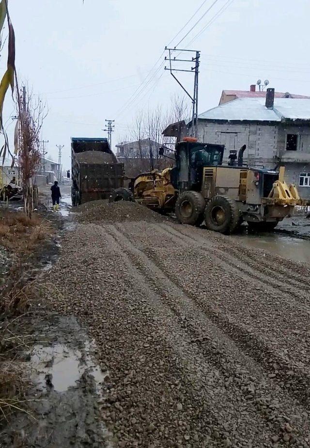 Yüksekova’da kumlama çalışmaları devam ediyor