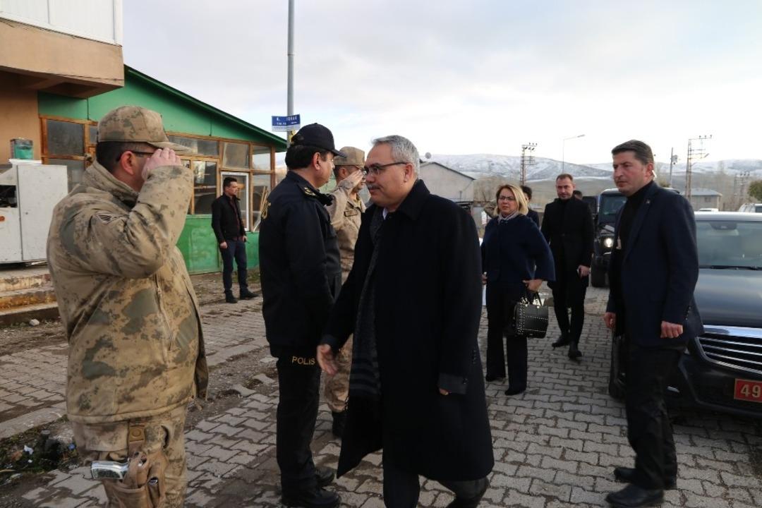 Muş Valisi G&uuml;nd&uuml;z&ouml;z&rsquo;den şehit eşine ziyaret