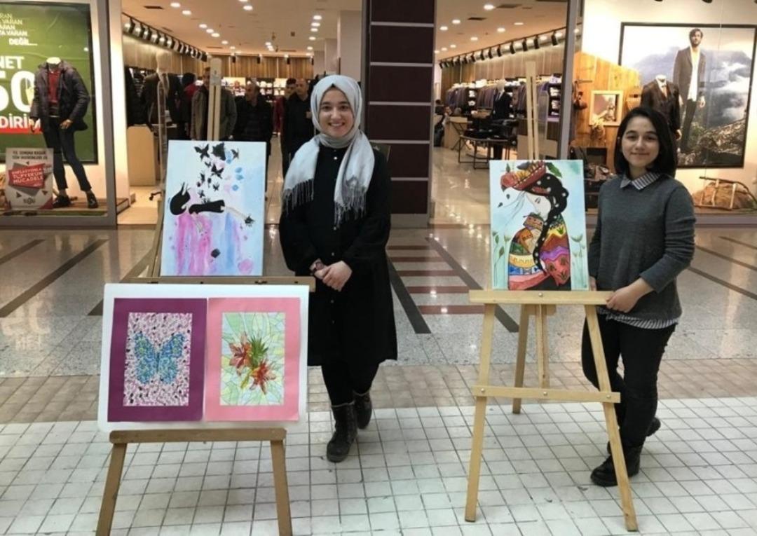 Polislerin a&ccedil;tığı kurslara katılan &ouml;ğrenciler resim sergisi a&ccedil;tı