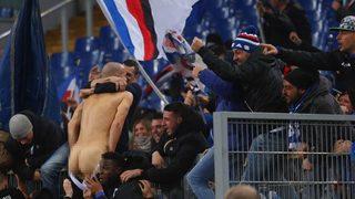 90+9'da attığı gol sonrası tribüne koşan Riccardo Saponara'nın taraftarlar şortunu indirdi