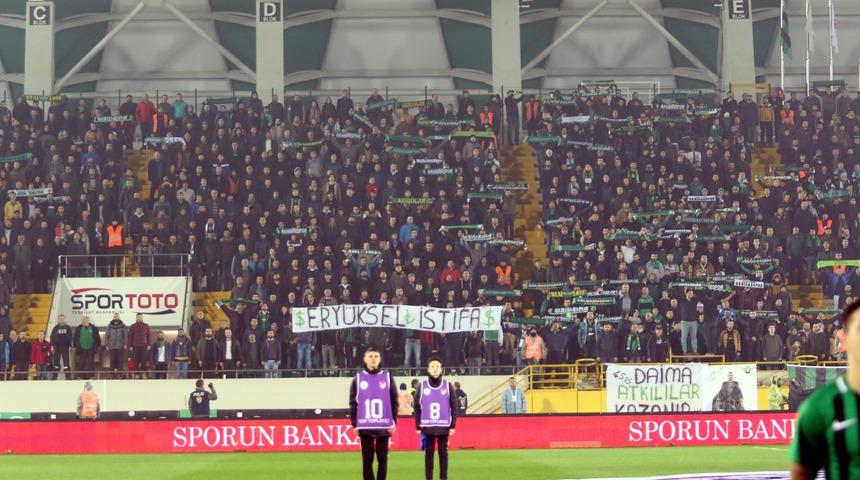 Akhisarspor taraftarı 'Fenerbah&ccedil;e k&uuml;meye' tezah&uuml;ratı yaptı! Şarkılı g&ouml;nderme...