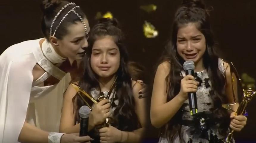 Altın Kelebek &Ouml;d&uuml;lleri'nde Kadın dizisinin k&uuml;&ccedil;&uuml;k yıldızı K&uuml;bra S&uuml;zg&uuml;n'&uuml;n duygusal anları!