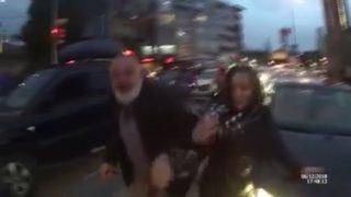 Kask kamerası her şeyi kaydetti! Karı-koca bir olup motorcuya böyle saldırdı! 