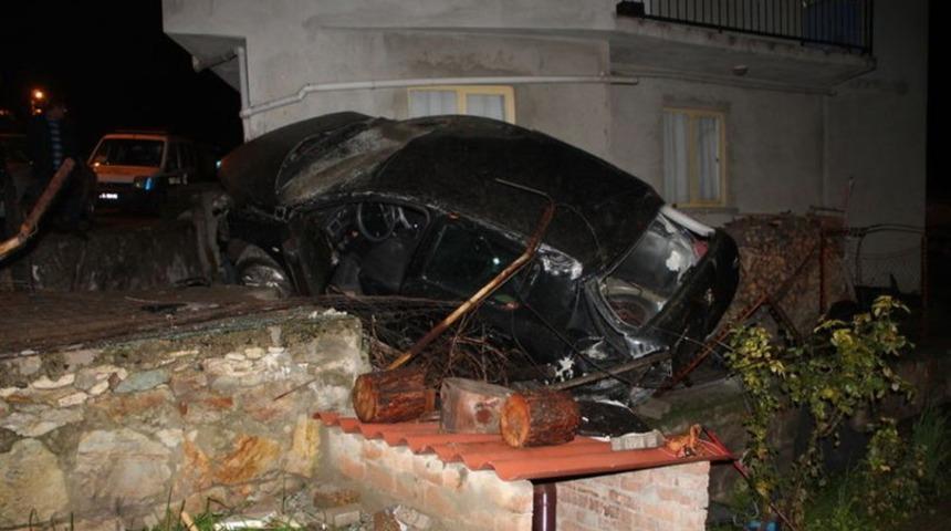 U&ccedil;urumdan yuvarlanan otomobil evin duvarına &ccedil;arparak durabildi!