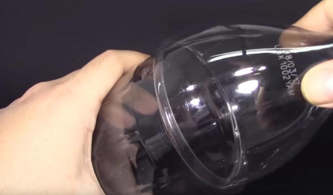 Şişeye &uuml;t&uuml; bastı, yaptığı şeyi g&ouml;ren inanamadı!