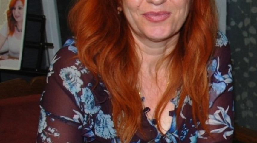 Şair Selda Kaya: "Şiir benim i&ccedil;in bir terapidir"