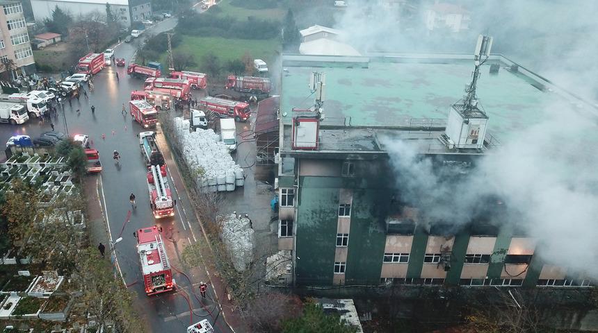 Maltepe'de yanan plastik fabrikasının havadan g&ouml;r&uuml;nt&uuml;leri