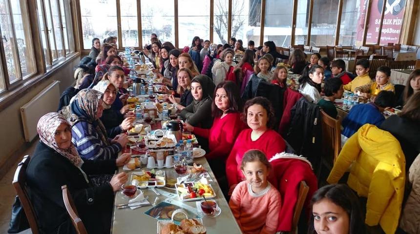 &Ouml;ğretmen, &ouml;ğrenci ve veliler kahvaltı masasında bir araya geldi