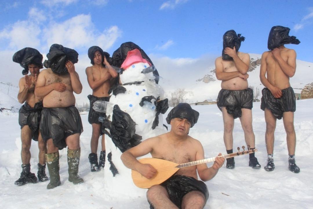 Temiz bir d&uuml;nya i&ccedil;in 2800 rakımda kar banyosu yaptılar