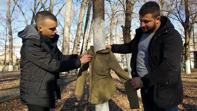 İhtiyaç sahipleri için ağaçlara 'mont' giydirdiler