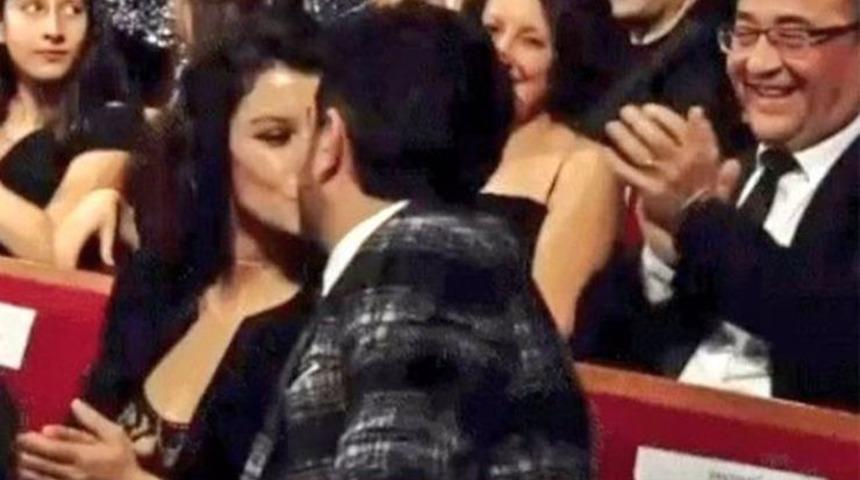 Beren Saat ve Kenan Doğulu'nun &ouml;p&uuml;şmesi geceye damga vurdu