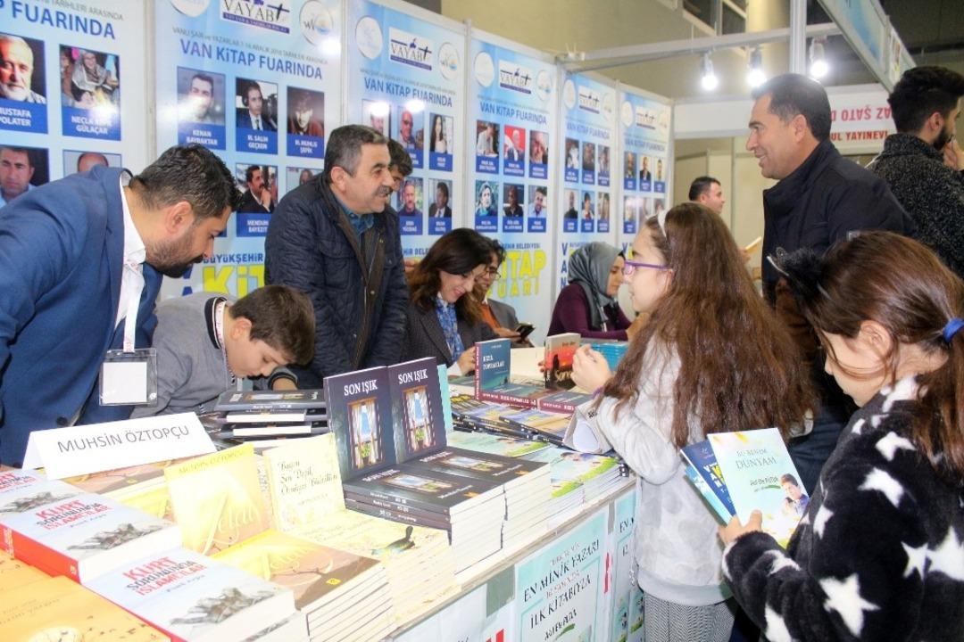 Kitap fuarına k&uuml;&ccedil;&uuml;k yazarlar damga vurdu