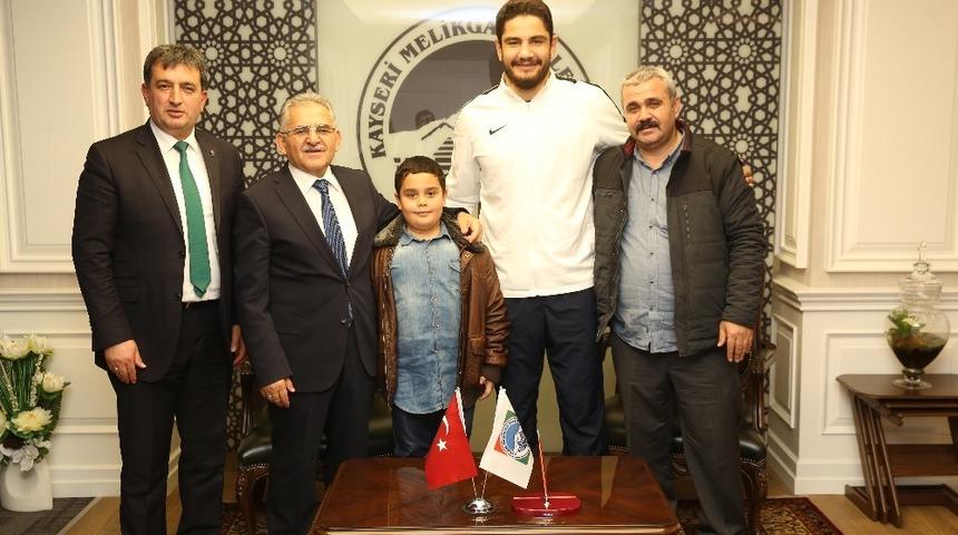 Olimpiyat Şampiyonu Taha Akg&uuml;l Melikgazi&rsquo;de