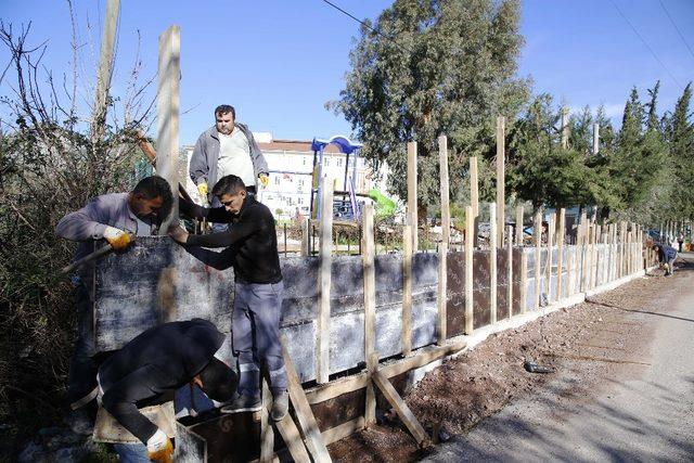 Şiddetli yağış ve dolu nedeniyle yıkılan okul duvarı yeniden yapılıyor