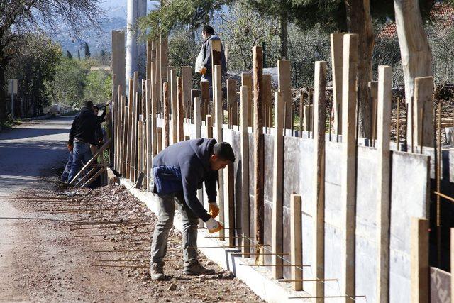 Şiddetli yağış ve dolu nedeniyle yıkılan okul duvarı yeniden yapılıyor