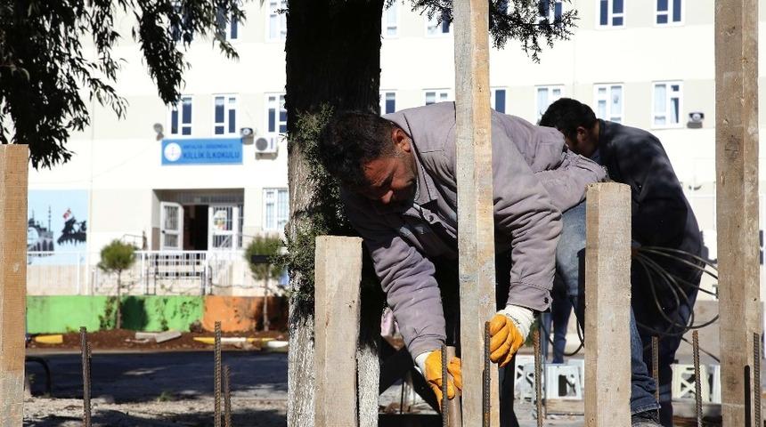 Şiddetli yağış ve dolu nedeniyle yıkılan okul duvarı yeniden yapılıyor
