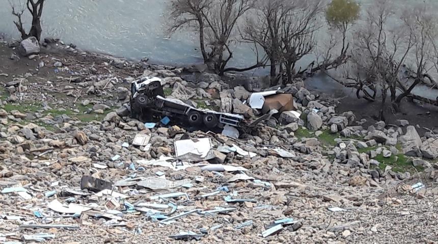 Kamyon u&ccedil;urumdan yuvarlandı, 1 yaralı